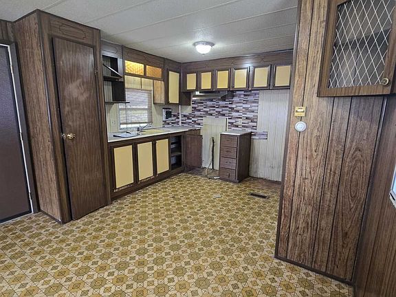 3rd image of 918 Oakwood Dr #81