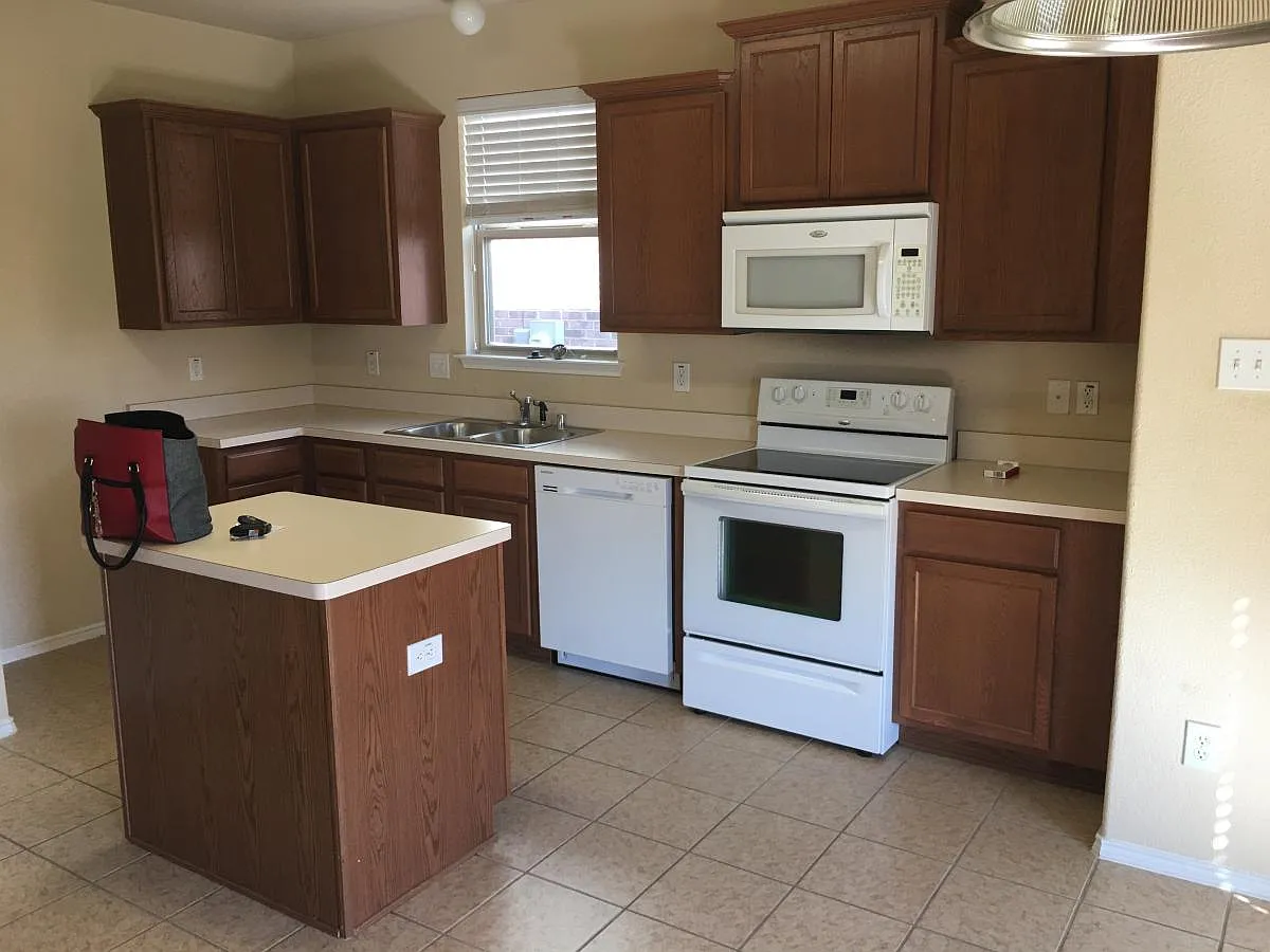 4 bed, 2358 sqft, $2,395 — Photo 4