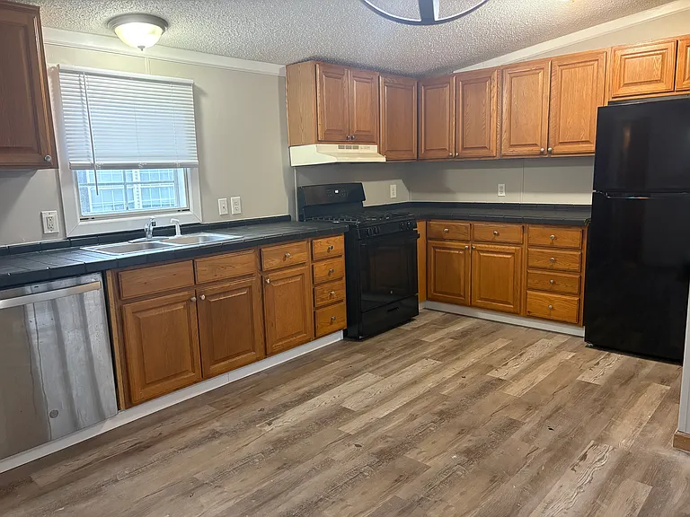 8422 Quill Dr — Photo 3