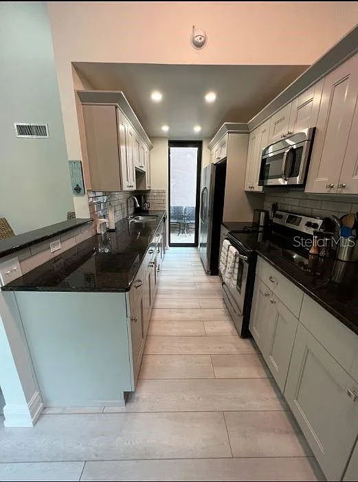 2 bed, 2.0 bath, 998 sqft, $3,900 — Photo 3