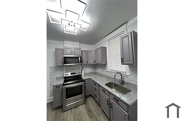 Building Photo - 4325 N Hicks St #4325