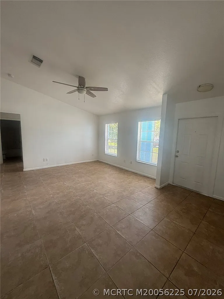 3 bed, 2.0 bath, 1410 sqft, $2,300 — Photo 2