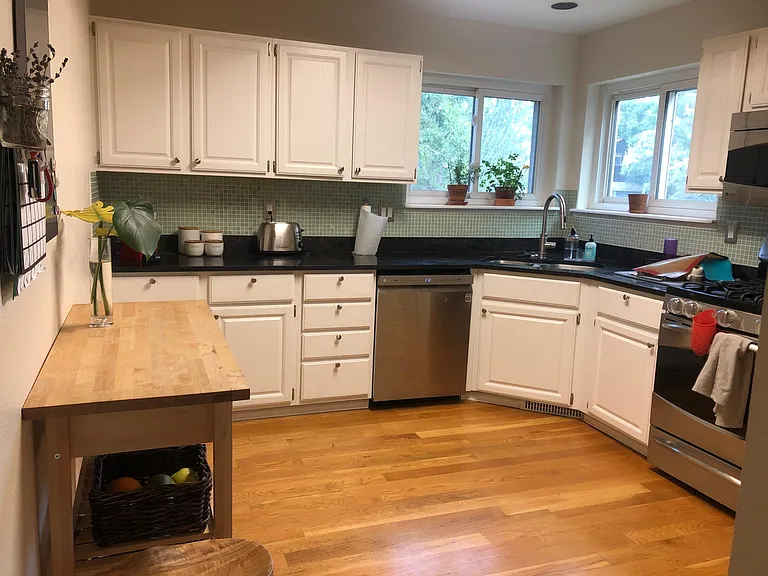 83 Mineola Ct — Photo 2