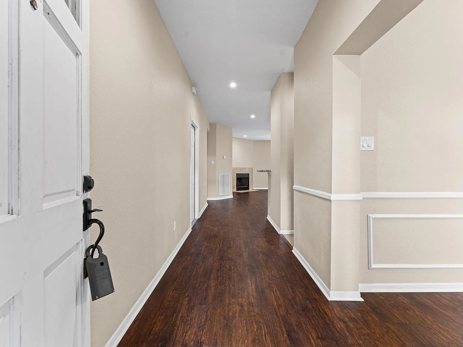3 bed, 2.0 bath, 1852 sqft, $2,300 — Photo 2