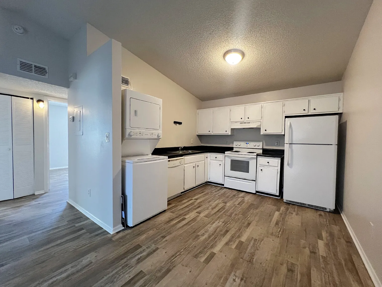2 bed, 1.0 bath, 755 sqft, $1,050 — Photo 4