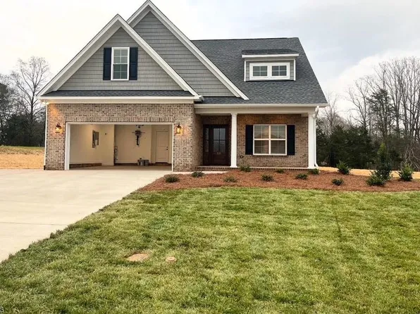 221 Grandworth Way, King, NC 27021