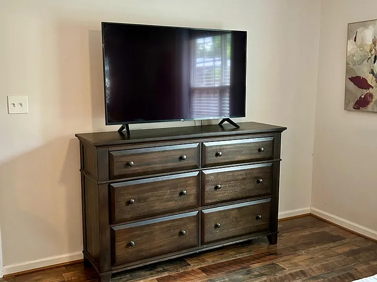 Master dresser/ Smart tv