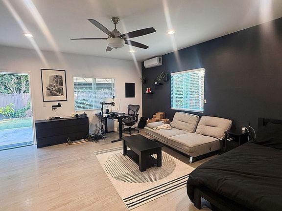 3rd image of 805 Towne St #B