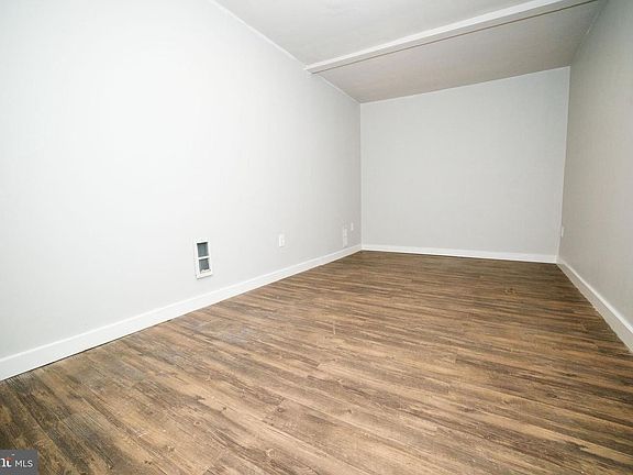 5th image of 566 W Philadelphia St