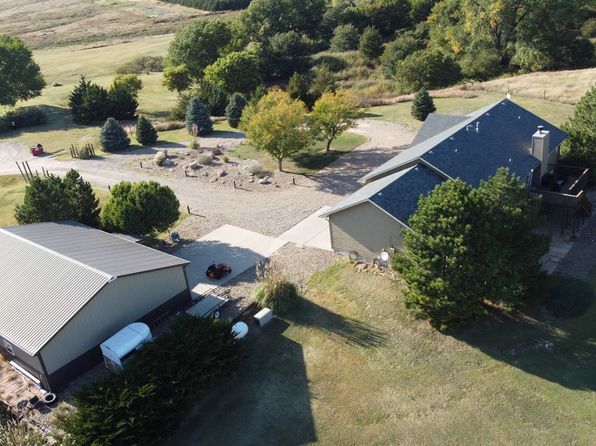 10552 Lakeview Ct, Dodge City, KS 67801
