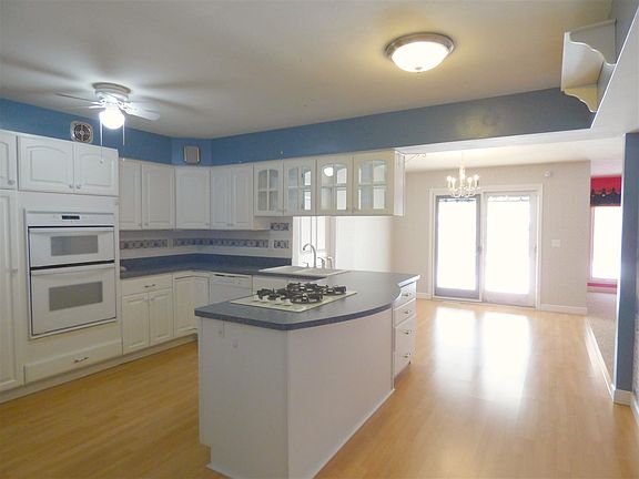 2nd image of 909 Sylvan Ln