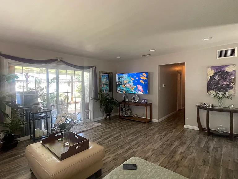 1836 Jellick Ave — Photo 2