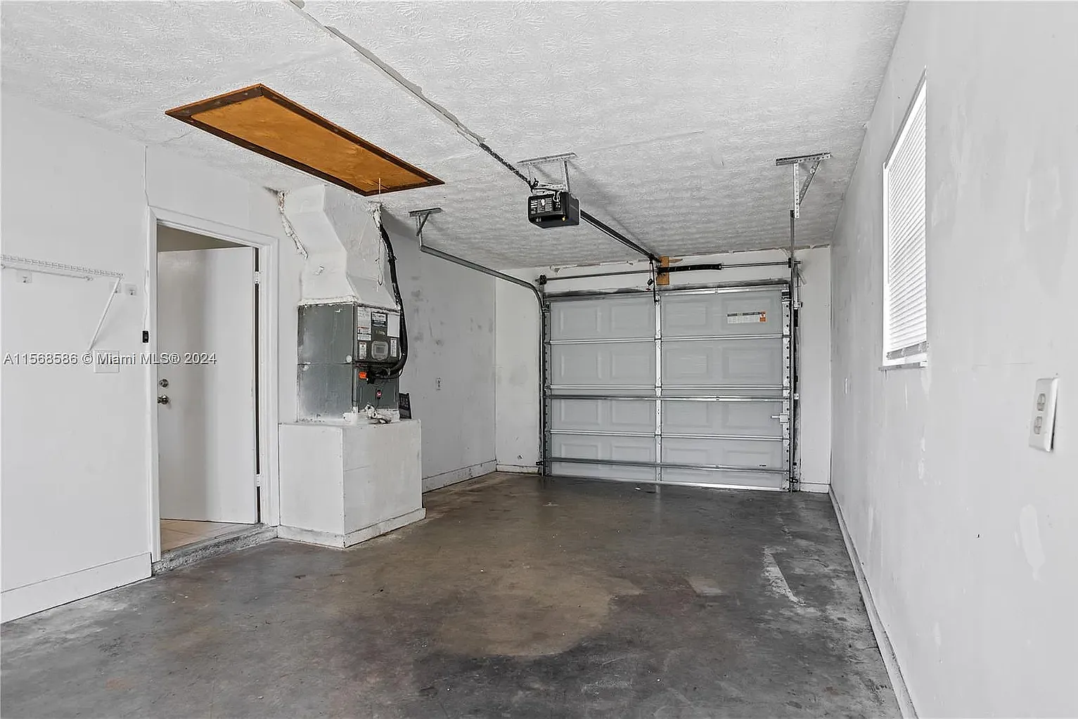 170 NW Curry St — Photo 4