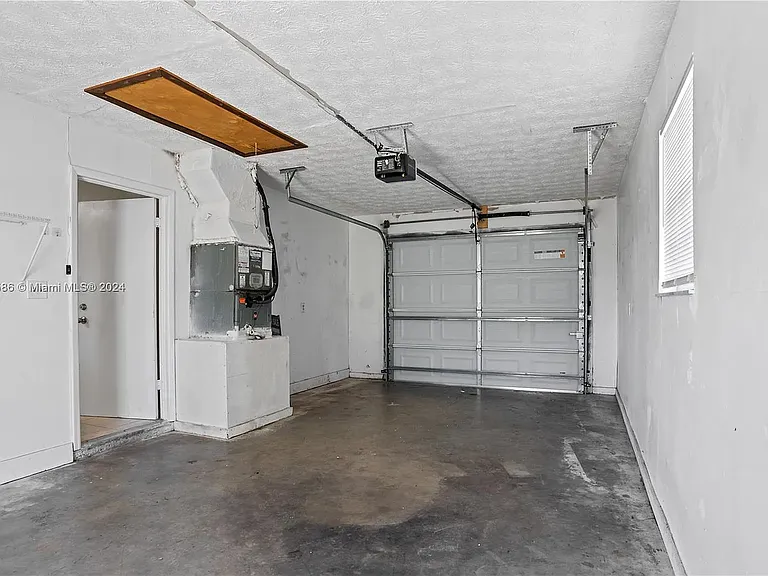 170 NW Curry St — Photo 4