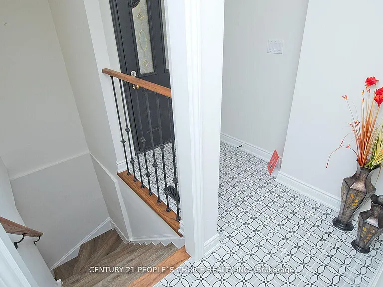 2 Betteridge Ln W — Photo 3