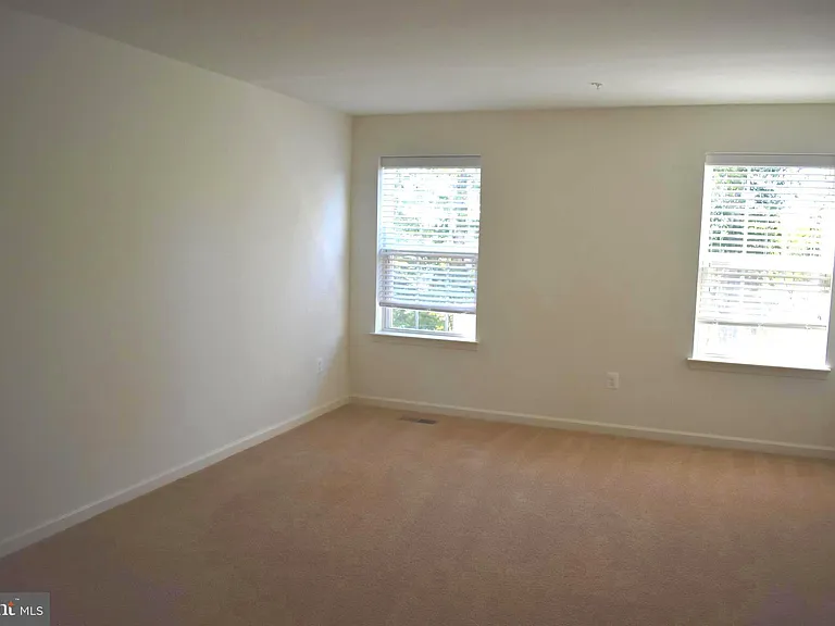 9421 Adelaide Ln — Photo 17