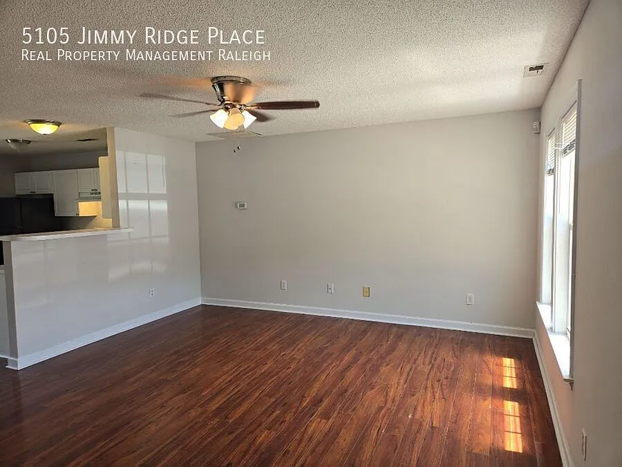 2bdrm 2.5 ba Townhome. — Photo 2