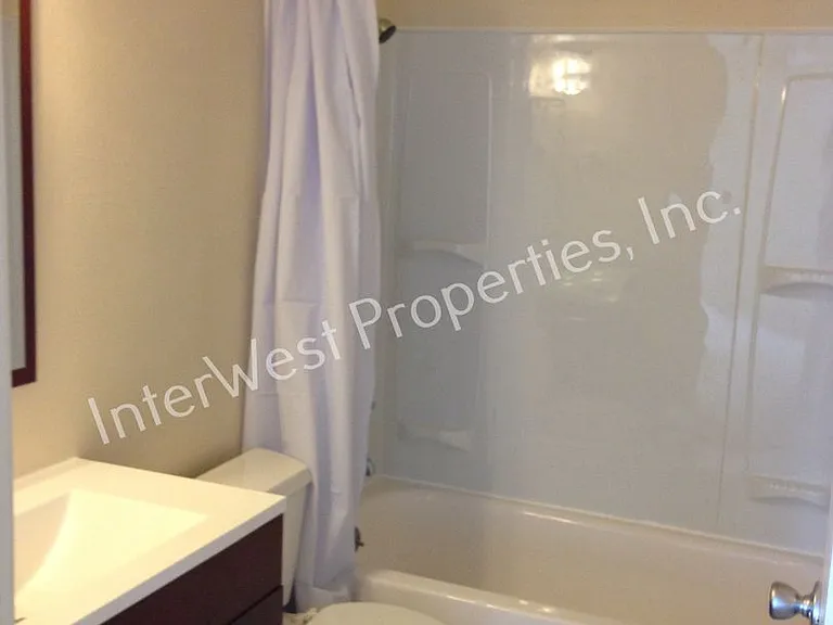 1010-1040 W Powell Blvd — Photo 10