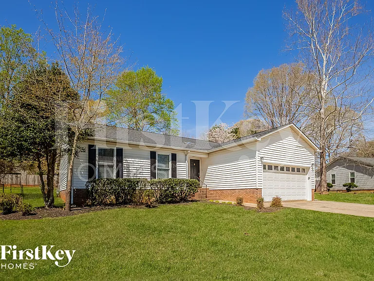 2438 Amity Ave — Photo 2