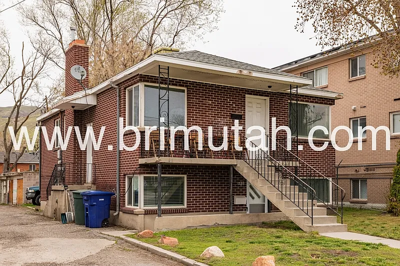 3 bed, 1.0 bath, 900 sqft, $1,250 — Photo 2