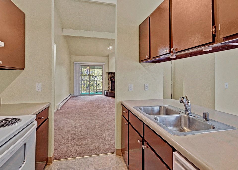Ptarmigan Meadows Apartments - Kitchen