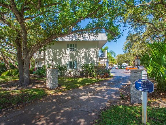 2nd image of 900 Jasmine Ln