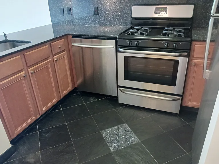 7111 Woodmont Ave #514 — Photo 6