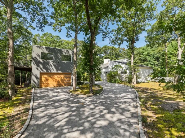 2 Skyes Neck Ct, East Quogue, NY 11942