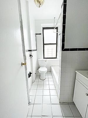 5th image of 236 Montgomery St APT 3D