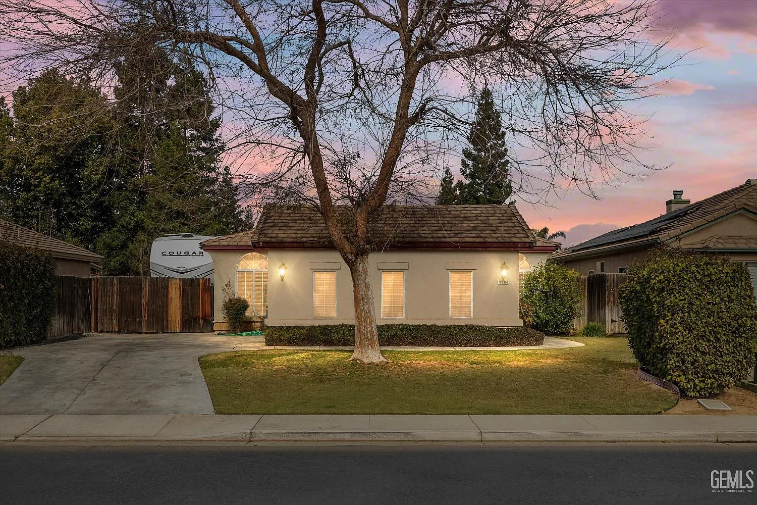 9904 Commodore Dr photo 1