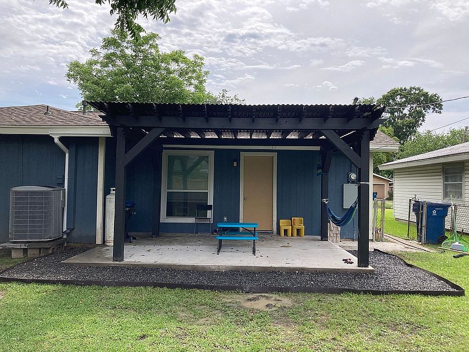 1st image of 407 Oaks Dr