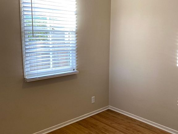 3rd image of 415 Montana St