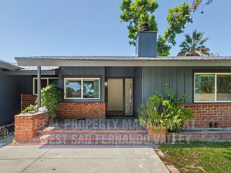 9801 Columbus Ave — Photo 1