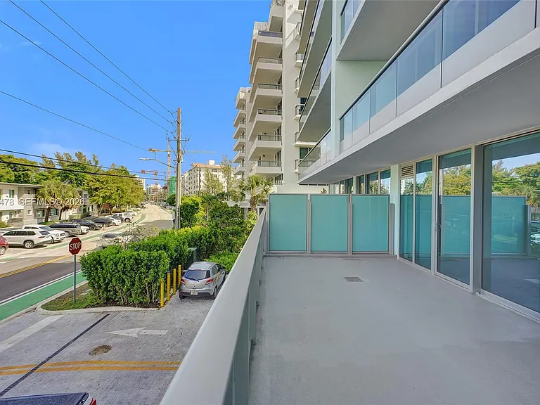 9221 E Bay Harbor Dr #210 — Photo 24
