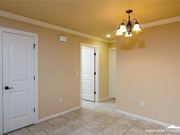 2657 N Valencia Ave — Photo 10
