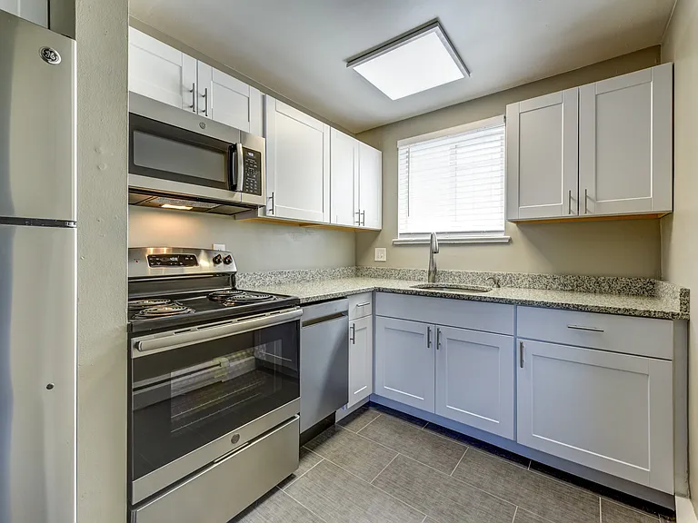 Clay Street Apartments — Photo 26
