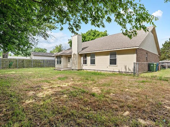 2nd image of 406 Shady Oaks Cir
