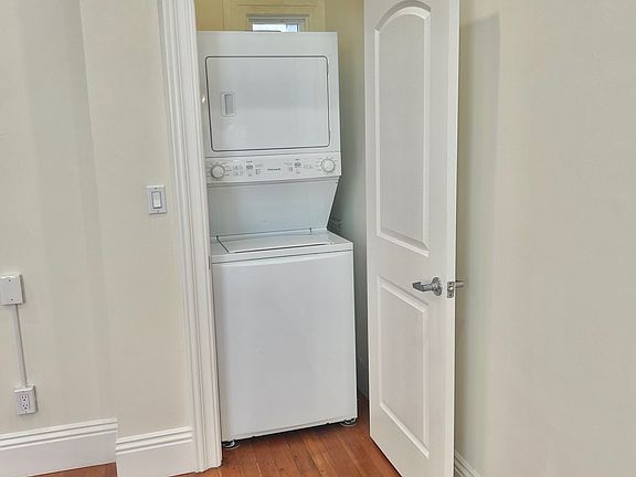 2nd image of 2029 Oak St #B