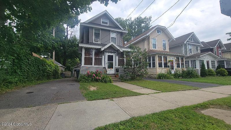 3rd image of 2 Forest Avenue