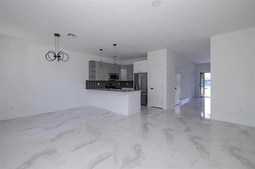 3 bed, 2.5 bath, 1536 sqft, $2,100 — Photo 3