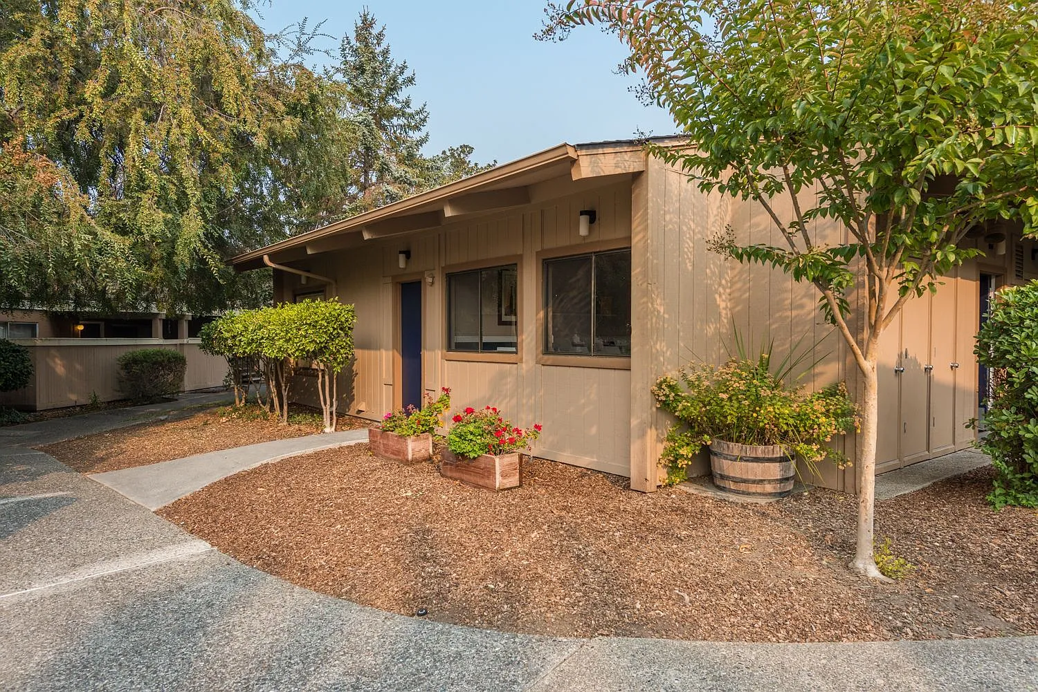 Country Club Apartments — Photo 4