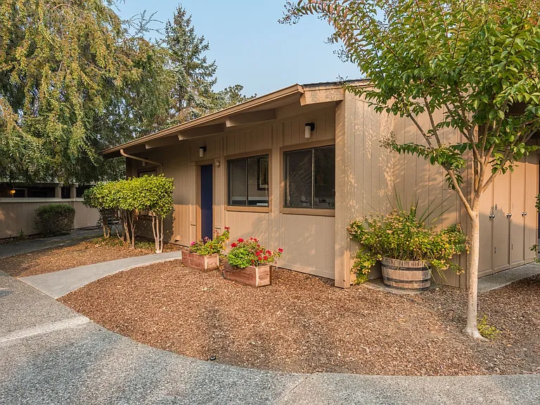 Country Club Apartments — Photo 4