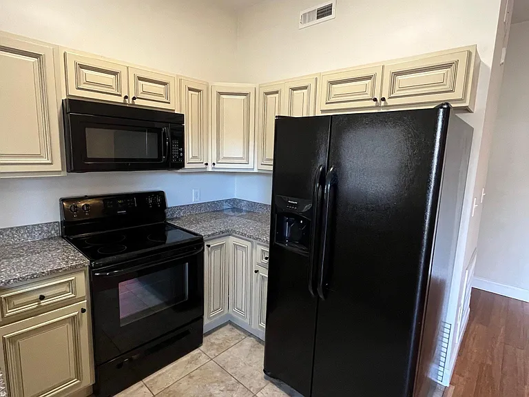 516 E Chestnut St #6 — Photo 2
