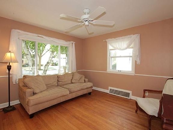 3rd image of 4736 N Diversey Blvd
