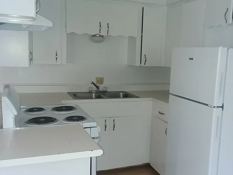 208 E Wells St — Photo 5
