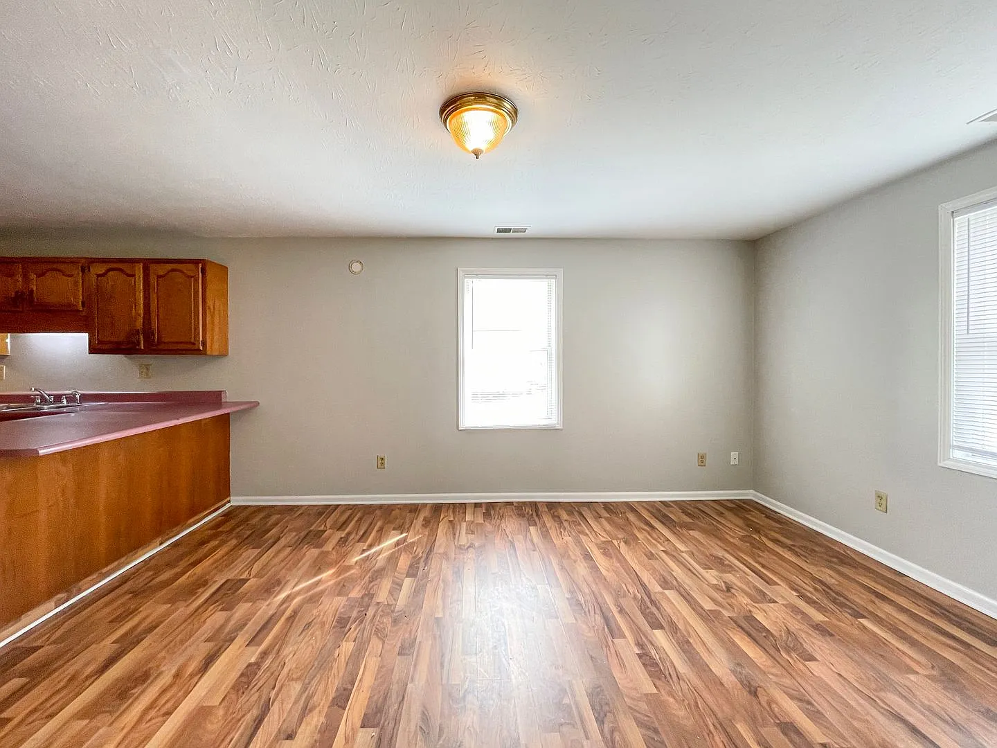 114 E 8th St — Photo 2