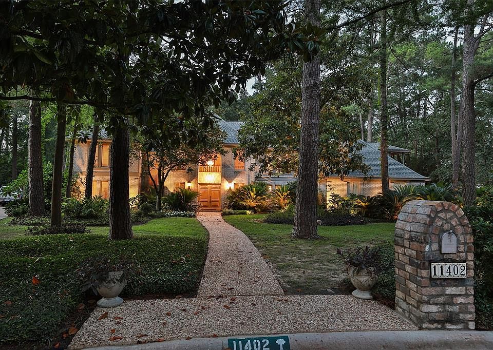 Spectacular 5 bedroom Estate home nestled in Lakewood Forest