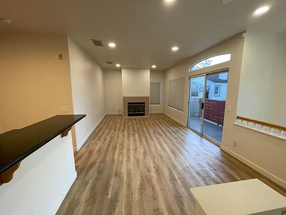 1st image of 15 Veneto Ln
