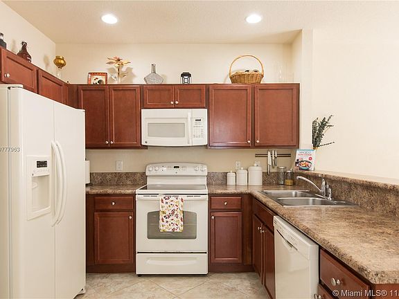 5th image of 393 NE 37th Ave #393
