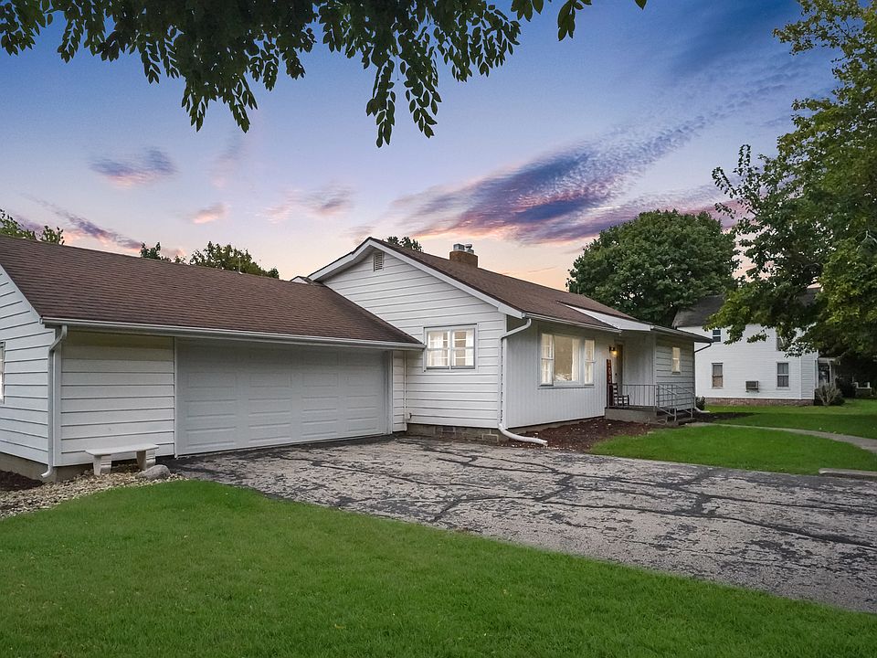 509 N Center St, Colfax, IL 61728 Zillow